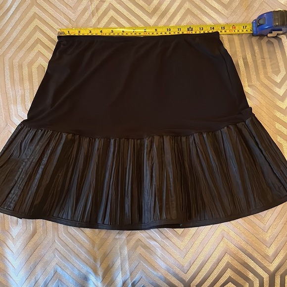 Black Short Skirt. Size Large. - Picture 6 of 7